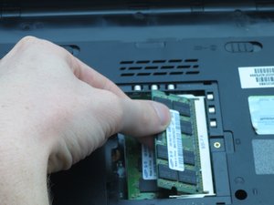 Langkah 4 — Lepaskan Kabel Ribbon Keyboard
