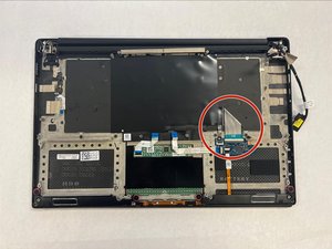 Langkah 5 — Lepaskan Kabel Keyboard