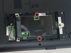 Langkah 4 — Lepaskan Sekrup Kompartemen Hard Disk