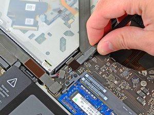 Langkah 5 — Mengangkat Kabel Optical Drive