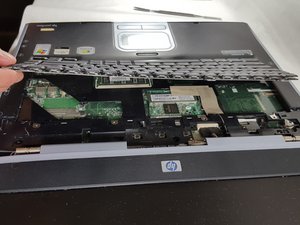 Langkah 6 — Lepaskan Kabel Keyboard