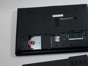 Langkah 3 — Lepaskan Sekrup Hard Drive