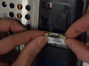 Langkah 2 — Lepaskan Sekrup dan Angkat Modul WLAN