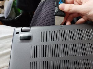 Langkah 1 — Membuka Tutup Laptop