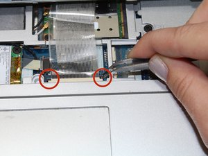 Langkah 5 — Lepaskan Kabel Keyboard