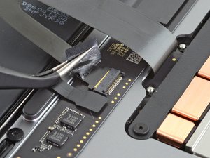 Langkah 7 — Lepaskan Kabel Trackpad dari Penghubung