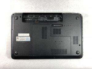 Langkah 1 — Mengeluarkan Tutup Bawah Laptop
