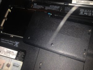 Langkah 4 — Lepaskan Tutup Hard Drive