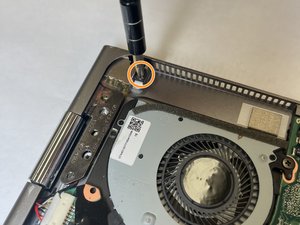 Langkah 3 — Mengakses Hinge dan Power Supply
