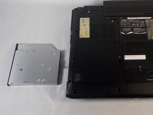 Langkah 3 — Angkat dan Ganti Optical Drive