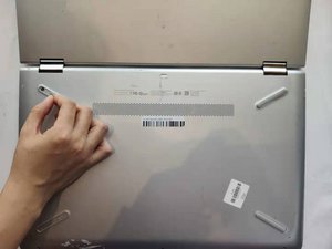 Langkah 1 — Membuka Tutup Belakang Laptop