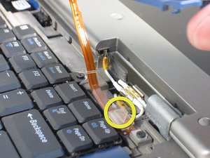 Langkah 3 — Buka Tutup Hinge dan Lepaskan Screws