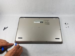 Langkah 3 — Buka Plat Belakang dengan Alat