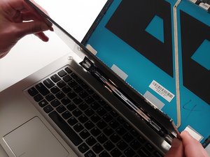 Langkah 3 — Lepaskan Kabel Layar dari Panel