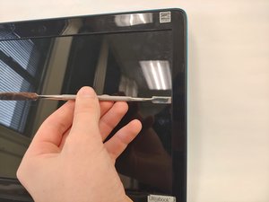 Langkah 1 — Matikan Laptop dan Buka Trim Layar