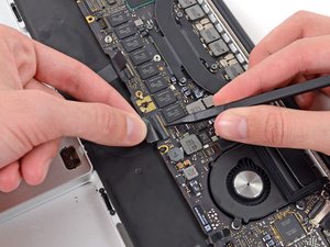 Langkah 6 — Lepaskan Kabel Keyboard