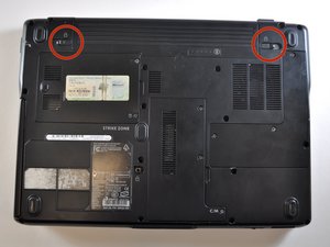 Langkah 1 — Mengeluarkan Baterai Laptop