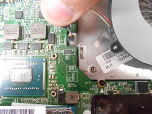 Langkah 5 — Lepaskan Kabel Motherboard