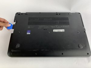 Langkah 3 — Lepaskan Bagian Belakang Laptop