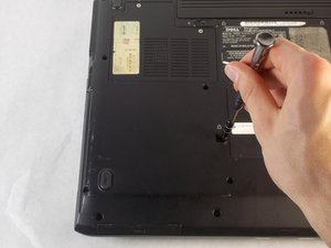 Langkah 2 — Lepaskan Penjepit Optical Drive
