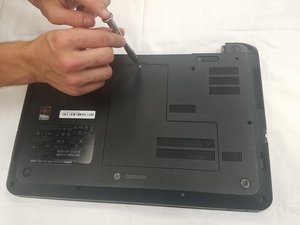 Langkah 3 — Lepaskan Panel Belakang
