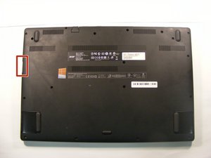 Langkah 2 — Membuka Tutup Bagian Bawah Laptop