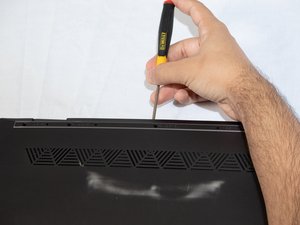 Langkah 2 — Lepaskan Screws di Bagian Belakang