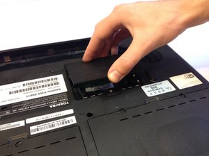 Langkah 3 — Buka Tutup Slot RAM