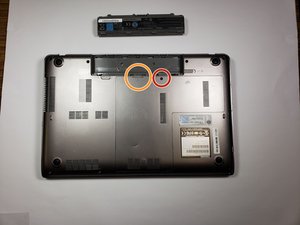 Langkah 2 — Mengangkat Panel Belakang