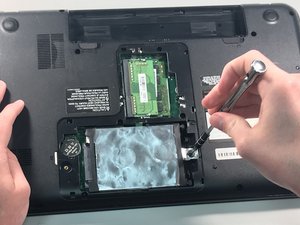 Langkah 2 — Lepaskan Screws dan Hard Drive
