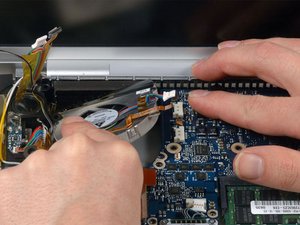 Langkah 11 — Mengangkat Kabel Kamera dan Inverter