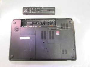 Langkah 3 — Lepaskan Sekrup Palm Rest