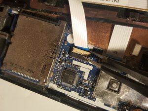 Langkah 2 — Lepaskan Panel Touchpad