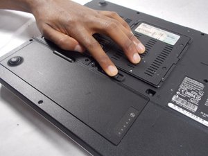 Langkah 1 — Mengeluarkan Baterai Laptop