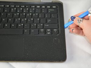 Langkah 3 — Mengangkat Keyboard Deck