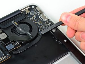 Langkah 3 — Lepaskan Konektor Speaker Kiri