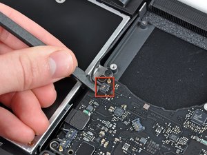 Langkah 4 — Mengangkat Konektor Speaker Belakang