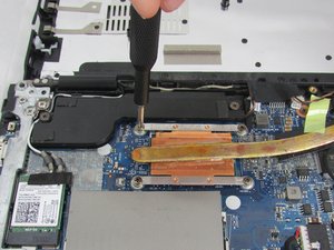 Langkah 3 — Melepas Sekrup Penjepit Heat Sink