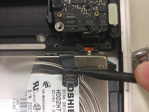 Langkah 10 — Mengangkat Hard Drive