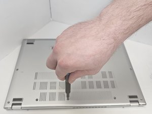 Langkah 2 — Buka Bagian Bawah Laptop