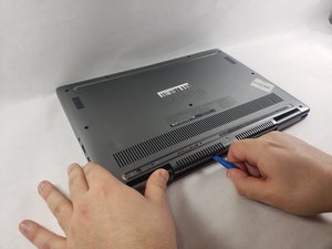 Langkah 1 — Matikan Laptop dan Buka Panel Bawah