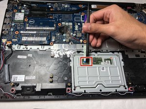 Langkah 5 — Mengangkat Tab dan Kabel Trackpad