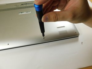 Langkah 1 — Membuka Tutup Bagian Bawah Laptop