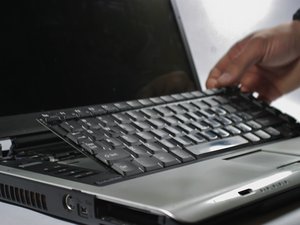 Langkah 3 — Melepas Optical Drive