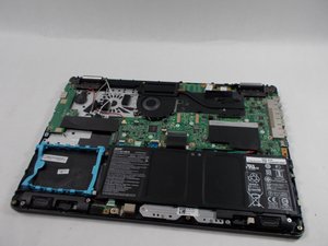 Langkah 2 — Mengangkat Casing Belakang Laptop