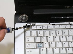 Langkah 2 — Menghilangkan Screws Keyboard