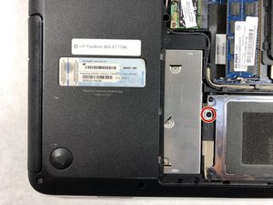 Langkah 4 — Melepas Sekrup Optical Drive