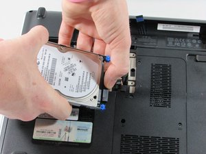 Langkah 5 — Pasang Hard Drive Baru dan Periksa Konektor