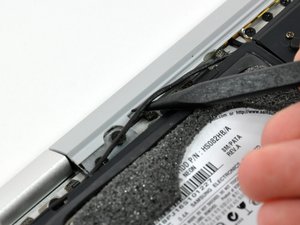 Langkah 4 — Lepaskan Baut Hard Drive dan Angkat Hard Drive