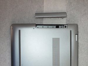 Langkah 2 — Lepaskan Penutup Pembaca Disk